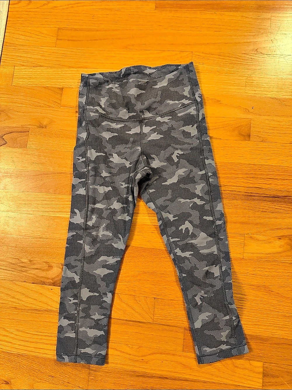 Athleta Ultimate Stash Pocket Texture Camo Capri Camo Capri Gray & Black Size